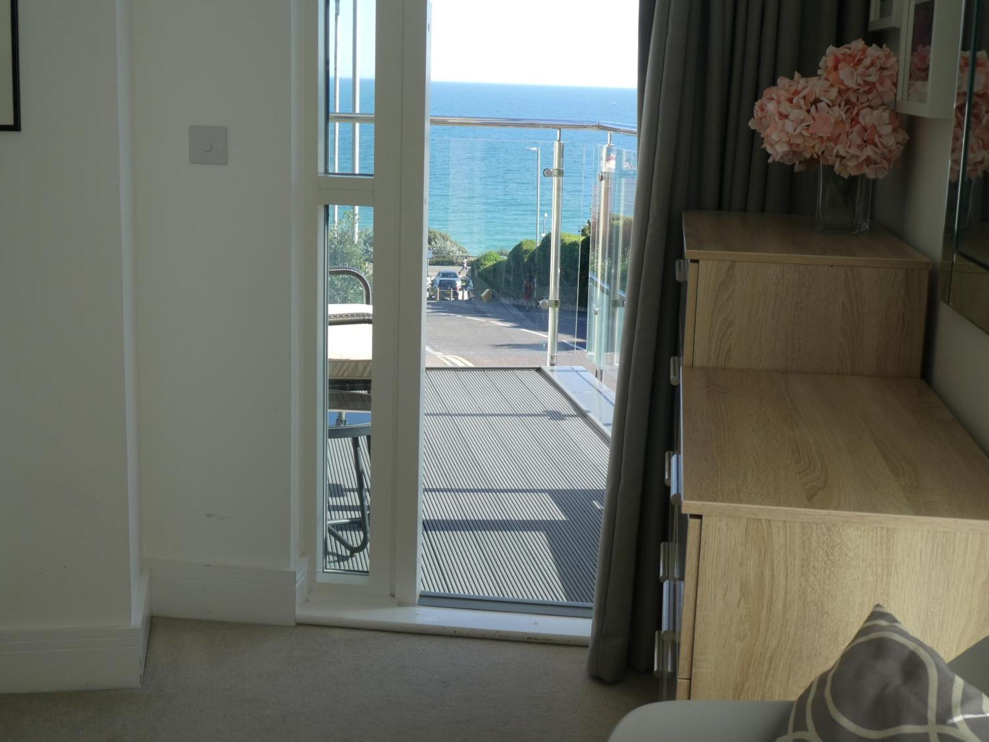 Seaview West Coast - Exceptional - 2 Bedrooms Sleeps 5 -Stunning Sea Views - 500 Metres To Beach Bournemouth Zewnętrze zdjęcie